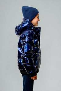 Woodpecker Kids' Chickadee Winter coat. High-end Canadian designer winter coat for Kids in "Oily Blue" colour. Woodpecker cruelty-free winter coat designed in Canada. Kids' heavy weight short length premium designer jacket for winter. Superior quality warm winter coat for kids. Moose Knuckles, Canada Goose, Mackage, Montcler, Will Poho, Willbird, Nic Bayley. Extra warm. Shiny parka. Stylish winter jacket. Designer winter coat.