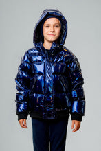 Load image into Gallery viewer, Woodpecker Kids&#39; Chickadee Winter coat. High-end Canadian designer winter coat for Kids in &quot;Oily Blue&quot; colour. Woodpecker cruelty-free winter coat designed in Canada. Kids&#39; heavy weight short length premium designer jacket for winter. Superior quality warm winter coat for kids. Moose Knuckles, Canada Goose, Mackage, Montcler, Will Poho, Willbird, Nic Bayley. Extra warm. Shiny parka. Stylish winter jacket. Designer winter coat.
